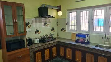 Réfrigérateur, micro-ondes, plaque de cuisson, bouilloire électrique