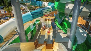 A water park with multiple water slides and a pool area. - Proche Lac & Océan | Piscine | Camping 4* (Hourtin)