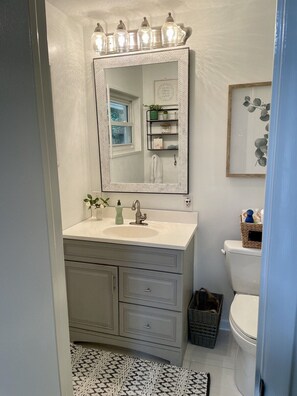 Dusche, Haartrockner, HandtĂŒcher, Toilettenpapier