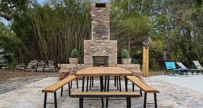 JD’s Zebras - Redesigned Historic School Guesthouse, Old BSL, Steps to Beach