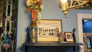Ein Regal mit einem gerahmten Foto, einer dekorativen Flasche und einer kleinen Skulptur.