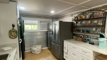 Fridge, microwave, oven, coffee/tea maker