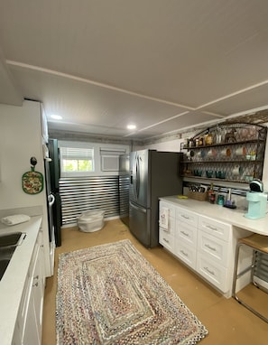 Køleskab, mikrobølgeovn, ovn, kaffe-/temaskine