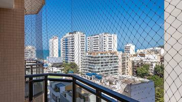 Um edifício alto com várias varandas e vista desobstruída da paisagem urbana.
