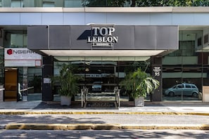 Un edificio con un letrero que dice 'TOP LEBLON RESIDENCE'.
