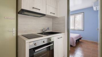 Réfrigérateur, micro-ondes, four