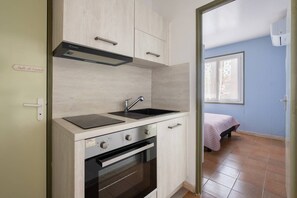 Fridge, microwave, oven, cookware/dishes/utensils