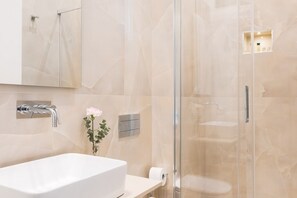 Dusche, Haartrockner, Bidet, Handtücher