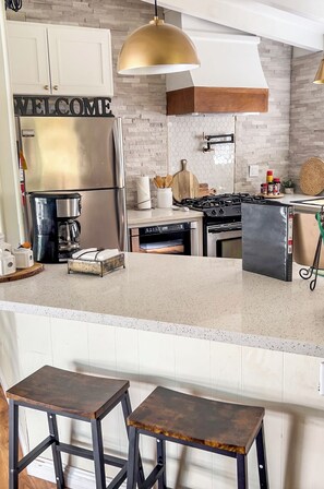 Jääkaappi, mikroaaltouuni, uuni, liesi