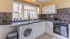 Apartment | Private kitchen | Fridge, microwave, oven, stovetop - 1bed-sleeps3 Parking-nearcitycentre-jlr-nec (Birmingham)