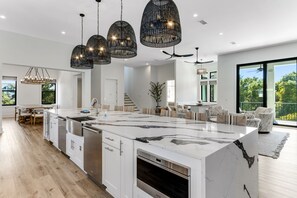 Fridge, microwave, oven, stovetop - 🩵🌴Peaceful Palms | New Build | Heated* Pool | Golf Cart | Free Dolphin Cruise 🐬 (Miramar Beach)