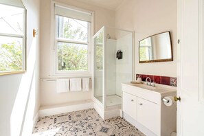 Shower, hair dryer, towels - Seaview House Queenscliff (Queenscliff)