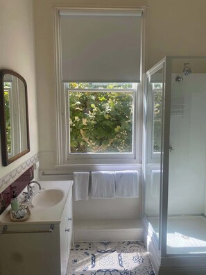 Suihku, hiustenkuivaaja, pyyhkeet