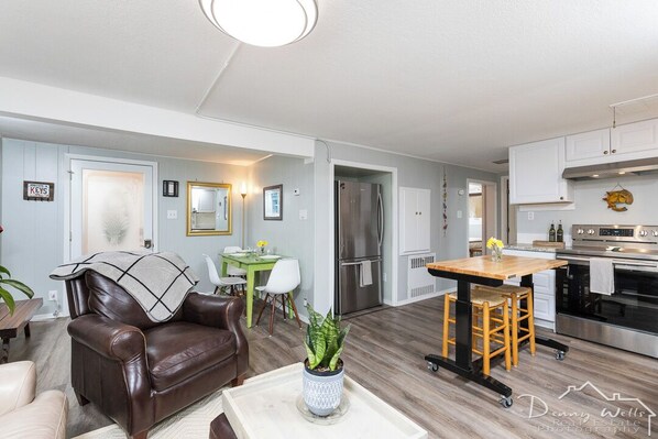 Interior - Heart of Spenard Bright and Airy Garden Level...
(Anchorage)