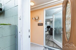 Interior - Heart of Spenard Bright and Airy Garden Level...
(Anchorage)