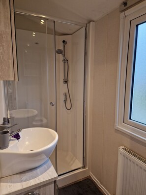 Habitatge mòbil de luxe, 2 dormitoris, no fumadors, 2 banys | Bany | Banyera i dutxa independents i capçal de dutxa d'hidromassatge