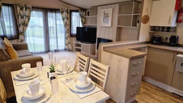 Luxury Mobile Home, 2 Bedrooms, Non Smoking, 2 Bathrooms | In-room dining