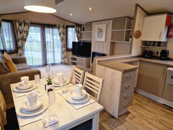 Luxury Mobile Home, 2 Bedrooms, Non Smoking, 2 Bathrooms | In-room dining