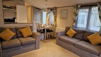 Luxury Mobile Home, 2 Bedrooms, Non Smoking, 2 Bathrooms | Living area | Smart TV