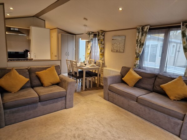 Mobile Luxury-Unterkunft, 2 Schlafzimmer, Nichtraucher, 2 Bäder | Wohnbereich | Smart-TV