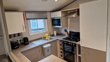 Luxury Mobile Home, 2 Bedrooms, Non Smoking, 2 Bathrooms | Private kitchen | Microwave, oven, stovetop, toaster