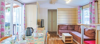 Mobile Home 'Mobilhome Tout Équipé Bois Masson' with Shared Pool and Shared Terrace