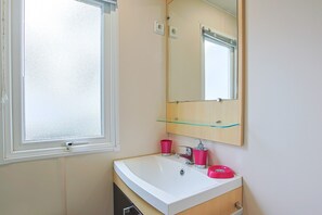 Shower, hair dryer - Mobile Home 'Mobilhome Tout Équipé Bois Masson' with Shared Pool and Shared Terrace (Saint-Jean-de-Monts)