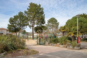 Children’s area - Mobile Home 'Mobilhome Tout Équipé Bois Masson' with Shared Pool and Shared Terrace (Saint-Jean-de-Monts)