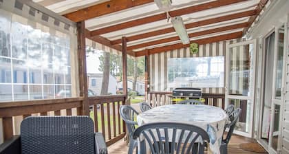 Mobilhome 'Mobilhome Tout Équipé Bois Masson' con piscina compartida y terraza compartida