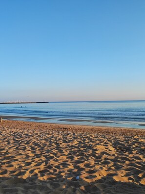 A sandy beach with a clear sky and calm sea. - Holiday Home 'La Baule' with Wi-Fi (La Baule)