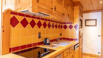 Réfrigérateur, micro-ondes, plaque de cuisson, lave-vaisselle