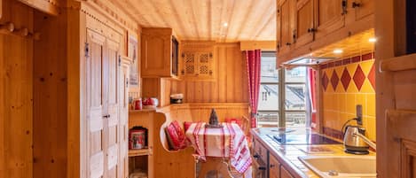 Réfrigérateur, micro-ondes, plaque de cuisson, lave-vaisselle