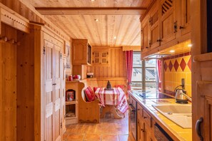 Réfrigérateur, micro-ondes, plaque de cuisson, lave-vaisselle