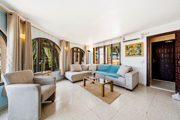 TV - Holiday Home 'Brandy' with Sea View, Wi-Fi and Air Conditioning (Calpe)