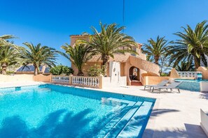 A heated pool - Holiday Home 'Brandy' with Sea View, Wi-Fi and Air Conditioning (Calpe)