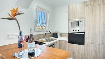 Een koelkast, een microgolfoven, een oven, een kookplaat