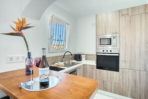 Fridge, microwave, oven, stovetop - Holiday Home 'Brandy' with Sea View, Wi-Fi and Air Conditioning (Calpe)