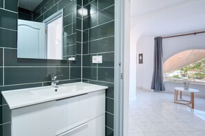 Shower, towels - Holiday Home 'Brandy' with Sea View, Wi-Fi and Air Conditioning (Calpe)