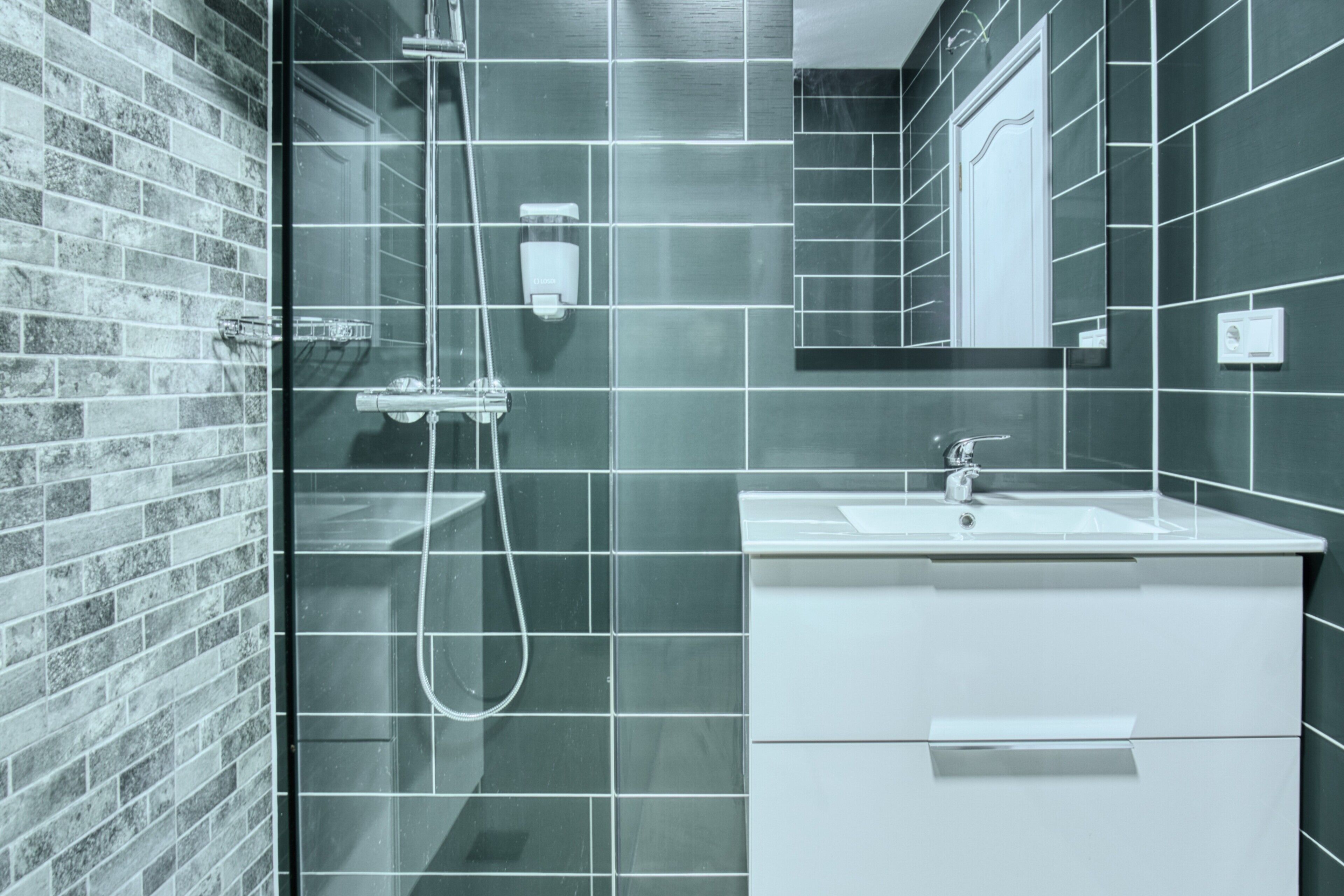 Shower, towels