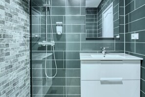 Douche, serviettes fournies