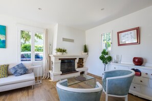 TV, fireplace