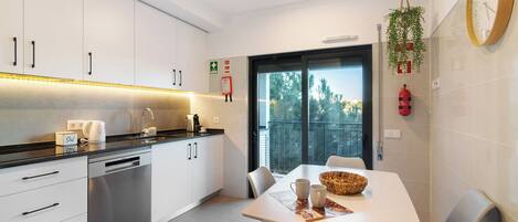 Jääkaappi, mikroaaltouuni, uuni, liesi