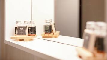 Douche, sĂšche-cheveux, serviettes fournies