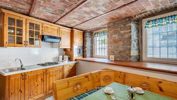 Refrigerador, microondas, placa de cocina, cafetera/tetera