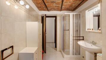 Bruser, hårtørrer, håndklæder