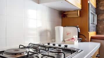 Kühlschrank, Mikrowelle, Herdplatte, Wasserkocher mit Kaffee-/Teezubehör