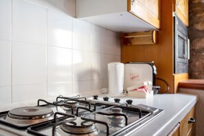 Kühlschrank, Mikrowelle, Herdplatte, Wasserkocher mit Kaffee-/Teezubehör
