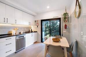 Kylskåp, mikrovågsugn, ugn och spishäll