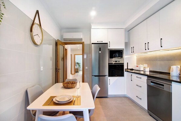 Køleskab, mikrobølgeovn, ovn, kogeplade