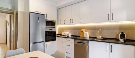 Køleskab, mikrobølgeovn, ovn, kogeplade